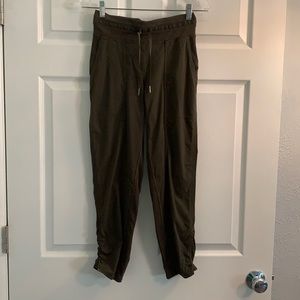 Lululemon crop joggers Size 2